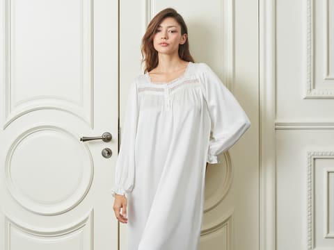 Camisola de cetim com detalhe de renda